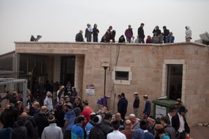 פעילי ימין בבית הכנסת בגבעת זאב