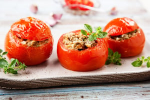 עגבניות ממולאות בסגנון סיציליאני עם אנשובי וזיתים