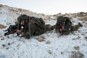 בקור ובשלג: צפו בחיילי צה"ל פועלים בחרמון