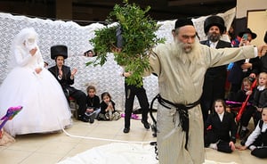 וידאו ותמונות: רבי גמליאל רבינוביץ רוקד בפני הכלה