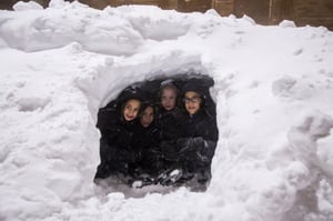 ילדי השכונות החרדיות בניו יורק נהנים מהשלג • תיעוד ענק
