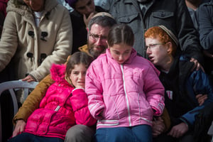 נתן מאיר בהלווית רעייתו. שמע על הירצחה דרך התקשורת