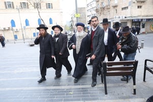 הגר"ש עמאר סייר בחנויות ובעסקים בירושלים • צפו בתיעוד