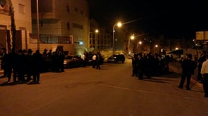 המפגינים שהתאספו ליד בית החשוד, הלילה