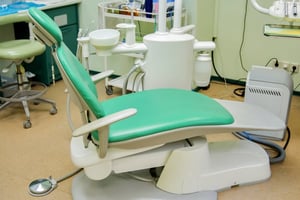 השופטת קבעה: סייעת שיניים נדבקה בצהבת בגלל רשלנות הרופא