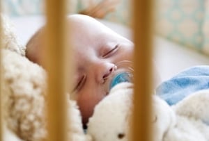 תינוק בן שלושה שבועות אושפז במצב קשה עם דימום מוחי