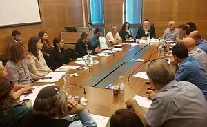 ח"כ ישראל אייכלר דרש: לאסור השארת נוסעים בתחנות