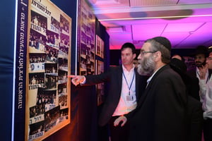 חברי הכנסת בוחנים את התערוכה