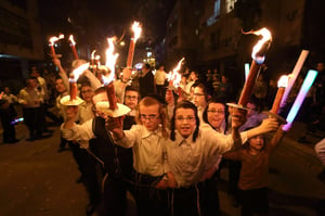 מרהיב: הכנסת ס"ת לקהילת 'חוג חתם סופר'