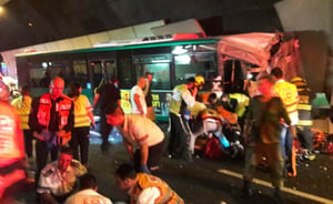 אוטובוס מלא נוסעים התנגש בקיר בטון; כ-30 בני אדם נפגעו