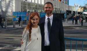 נתן מאיר ובתו רננה במטה האו"ם