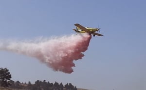 תיעוד: מטוסי הכיבוי פועלים בשריפה בשכונת רמות