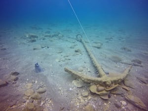 צוללים גילו מטען עתיק של ספינה טרופה