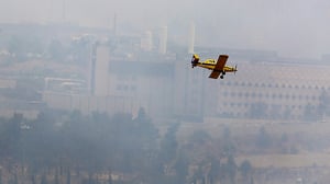 שריפות ענק משתוללות בירושלים: משפחות מפונות מבתיהם