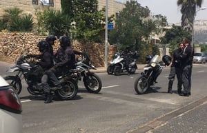 כוחות משטרה מפנים את תושבי שכונת רמות