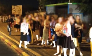 עשרות ילדות ממתינות שעות לאוטובוס, השבוע