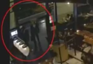 תיעוד: שני המחבלים נכנסים למסעדה וסורקים