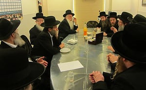 חברי ועדת הרבנים במפגש עם הח"כים החרדים. ארכיון