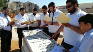 תיעוד דומע: הרב מיכאל לסרי עלה לקבר של בנו