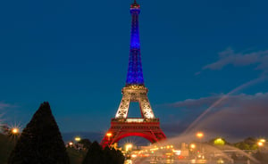 מגדל אייפל הואר בצבעי דגל צרפת בעקבות הטבח