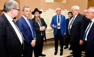 הפוליטיקאים הצרפתים בביקור בקהילה היהודית
