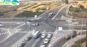 תיעוד: רכב עובר באדום בצומת שבו נהרגו בשבוע שעבר שלוש בנות משפחה