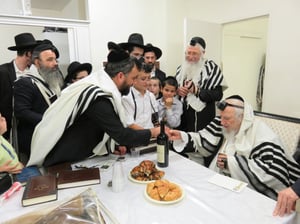 במעמד הגר"ש אוירבך: ישעיהו ויין הניח תפילין לבנו