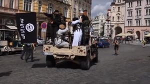 בהלה בפראג: צ'כים דימו פשיטה של דאעש. צפו