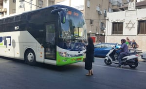 תיעוד מבני ברק: אישה חרדית VS אוטובוס