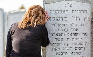 אישה חב"דית על קברה של הרבנית חיה מושקא שניאורסון ע"ה