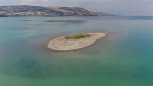 המפלס יורד, האי בכנרת הולך ומתרחב