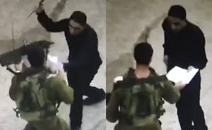 תיעוד: המחבל מתנפל על חייל עם סכין ונורה למוות