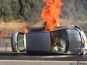 הרכב שהתהפך ועלה באש