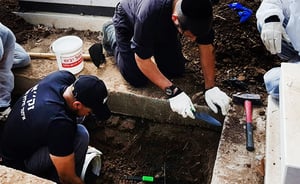 אנשי זק"א חופרים את הקבר בבית הקברות הנוצרי, היום