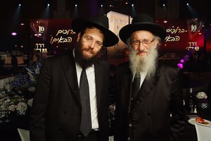 מימין: הרב ישראל מרדכי גרינבוים זצ"ל ובנו ראש ישיבת דרך ה'
