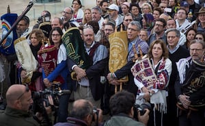 לב בראש הפרובוקציה. שלישית משמאל