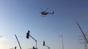 צפו במסוק חברת החשמל מותח קו חשמל