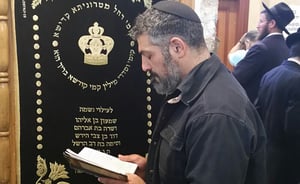 צפו: צבי יחזקאלי בתפילה בקבר רחל