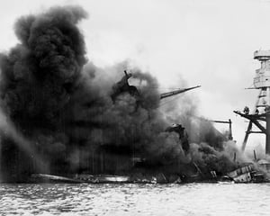 אחת הספינות האמריקניות בוערות, לאחר המתקפה היפנית