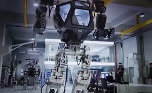 דרום קוריאה מציגה: רובוט ענק שיחקה בני אדם