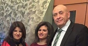 באסל גטאס עם בתו ורעייתו