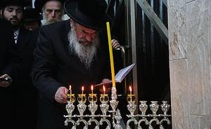 האדמו"ר מלעלוב בהדלקת נרות חנוכה. צפו