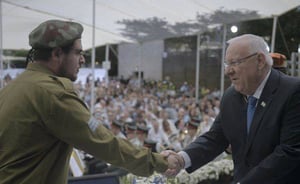 רבלין מעניק את פרס מצטיין הנשיא לחייל חרדי