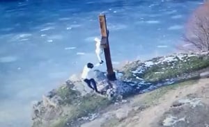 צפו: חסיד רעול פנים משחית את הצלב הענק באומן
