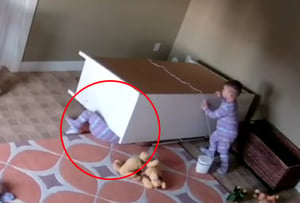 צפו: ילד בן שנתיים מציל את אחיו התאום שנלכד מתחת לשידה