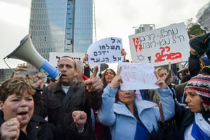 מפגינים אתמול מול בית המשפט