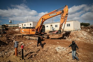 ההכנות להצבת הקרוואנים החדשים במקום הפינוי