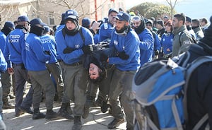 פינוי המתבצרים מבית הכנסת, בצהריים