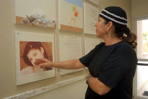 אילנה ראדה לצד תמונת בתה תאיר ז"ל
