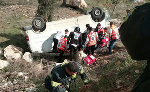 רכב מסחרי התדרדר לוואדי, הנהג חולץ. צפו